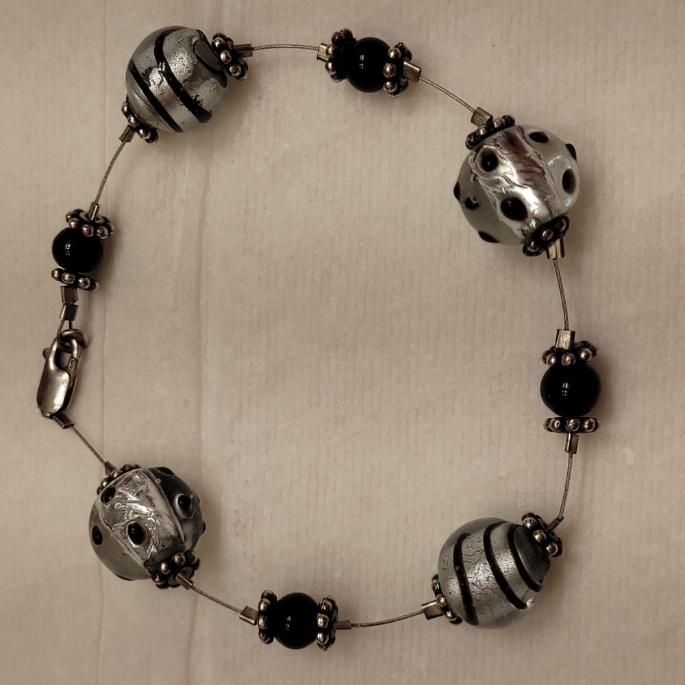 Glass bead thin wire bracelet with 925 silver clasp.